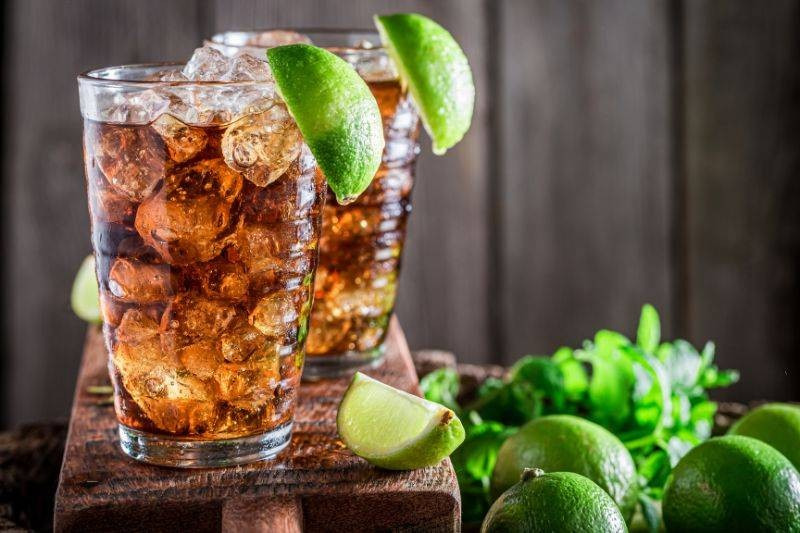 Long Island Iced Tea – przepis na mocną „herbatę”
