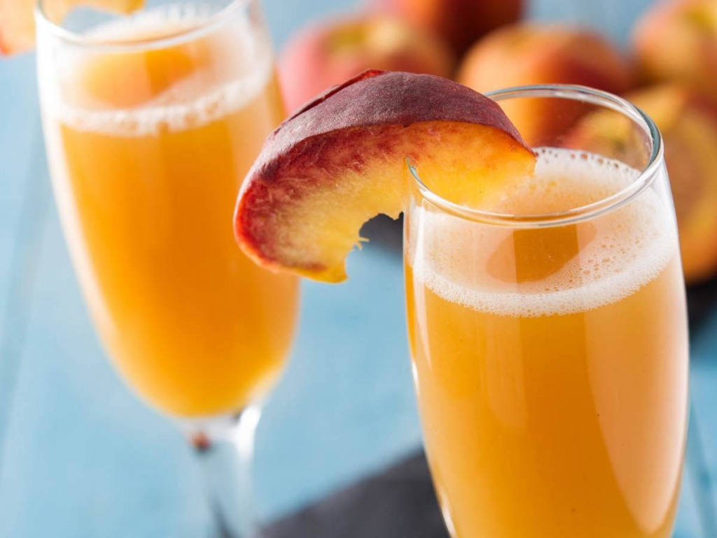Bellini – przepis na kultowy drink z brzoskwiniami i prosecco