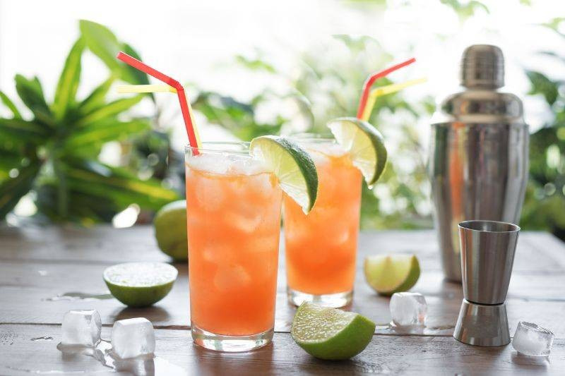 Drinki z rumem – 10 przepisów, które zrobisz w domu