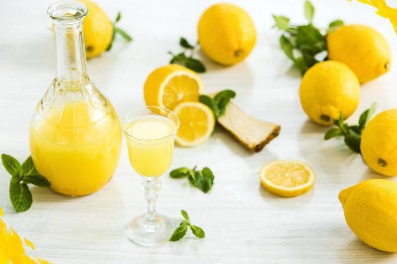 Jak zrobić Limoncello Spritz? Przepis na drink idealny na letnią imprezę.