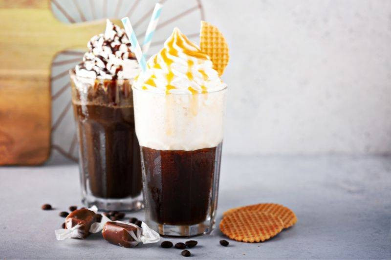 Kawa z rumem – najlepsze przepisy na drinki