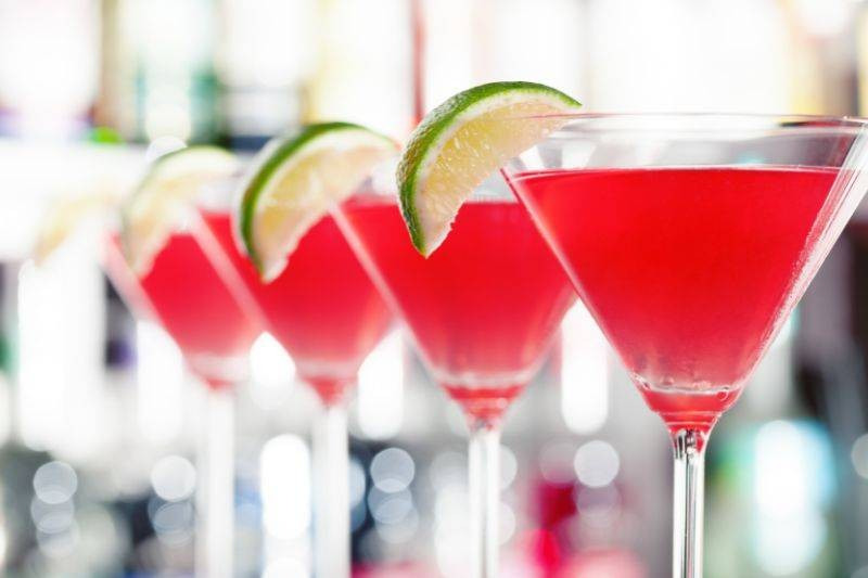 Jak zrobić Cosmopolitan? Przepis na kultowego drinka