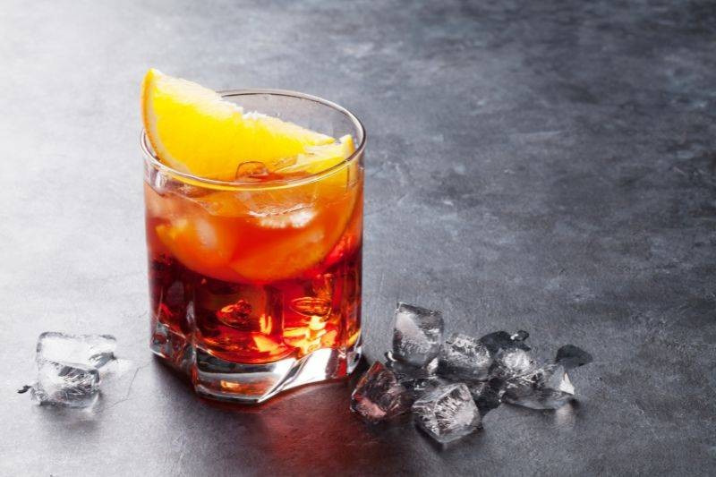 Przygotuj idealne Negroni – przepis na drink z ginem i wermutem