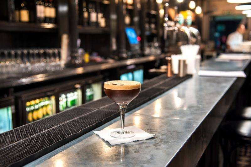 Przepis na Espresso Martini – drink,  który postawi cię na nogi