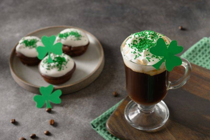 Oryginalny przepis na Irish Coffee. Zrób wyborną kawę z whisky po irlandzku