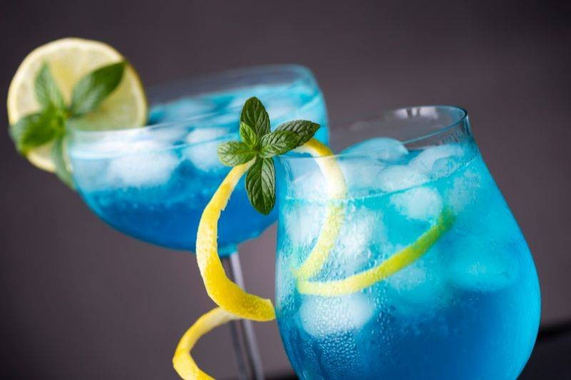 Blue Lagoon – prosty przepis na egzotyczny drink (+ wersja bez alkoholu)