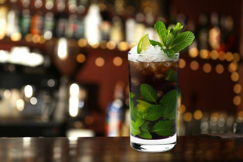 Black Mojito – jak zrobić ten efektowny koktajl (na trzy sposoby)?