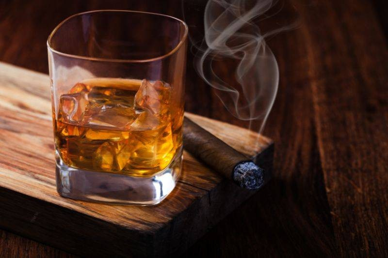 Jak pić bourbon? Czysty, z lodem i w miksach. Kultowe koktajle.