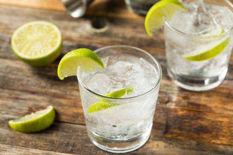 Gin z tonikiem – przepisy z idealnymi proporcjami