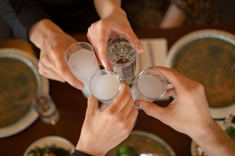 Naucz się pić ouzo jak prawdziwy Grek!