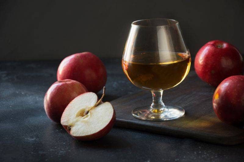 Calvados – jak pić jabłkową brandy i z czym łączyć?