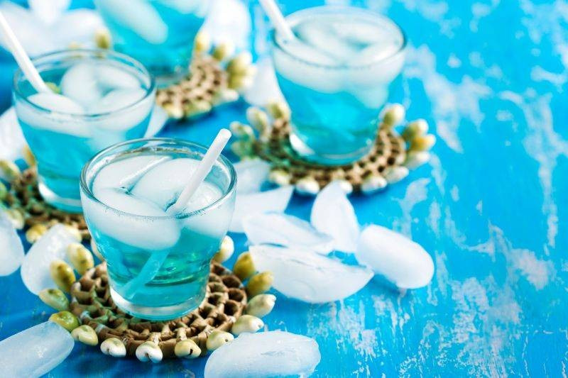 Blue Curaçao –  z czym pić niebieski likier? Najpopularniejsze drinki i koktajle.