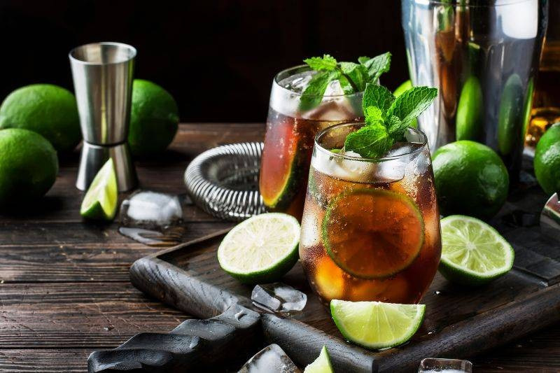 Cuba Libre – instrukcja przygotowania kultowego drinka