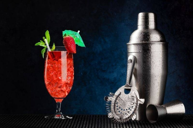 Zestaw barmański do robienia drinków w domu. Co jest potrzebne?