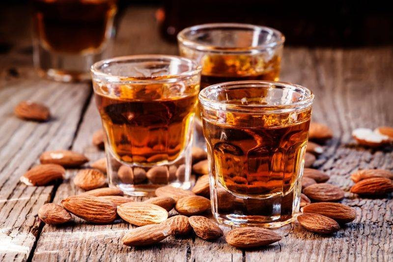 Z czym pić likier amaretto?