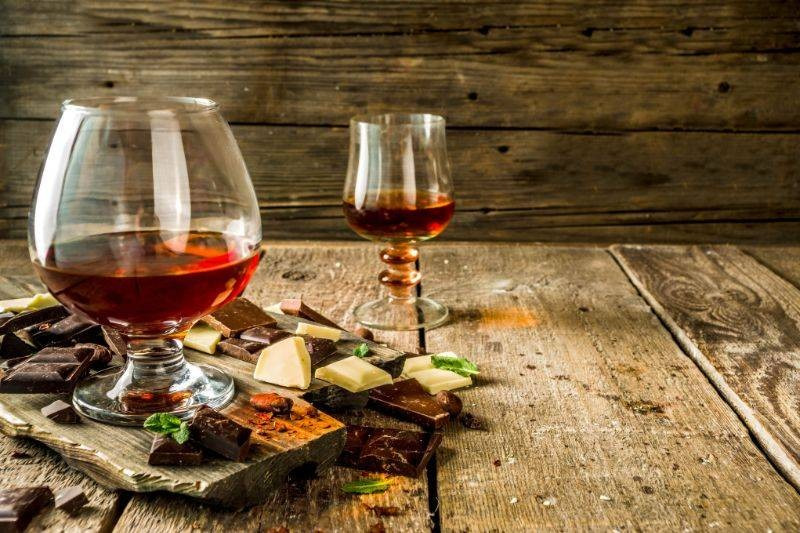 Jak pić brandy? Tradycyjnie i w drinkach.
